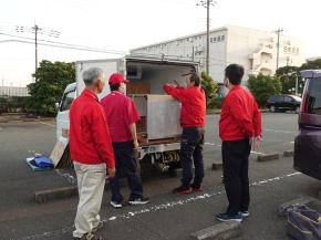 屋外で荷扱いの実地講習