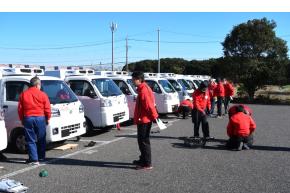 屋外でチェーン取り付け実演