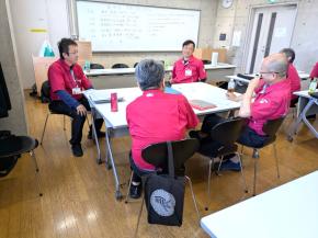 グループ毎に課題の解決方法を話し合う