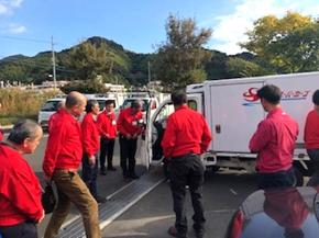 屋外にてタイヤ交換実技