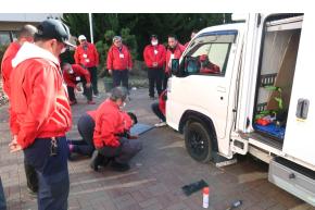 屋外にてタイヤ・チェーンの取付方法を実習