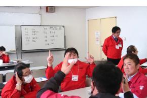 グループに分かれ、情報を共有し課題解決を図る